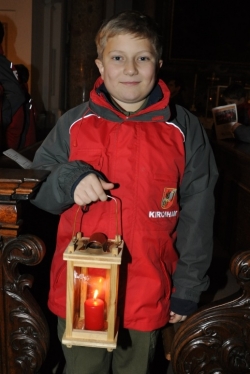 Unser jüngstes Jugendmitglied Martin Moser nach der Übernahme des Friedenslichtes. Die Laterne wurde vor 15 Jahren von unserem Jugendbetreuer (damals Jugendfeuerwehrmitglied) Bernhard Hutterer angefertigt.